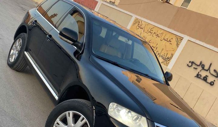 للبيع في الرياض سيارة فولكس واجن طوارق موديل 2005